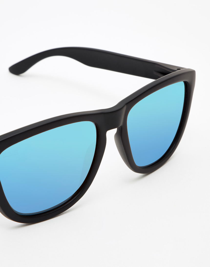 Hawkers Polarized Carbon Black Clear Blue One master image number 3.0