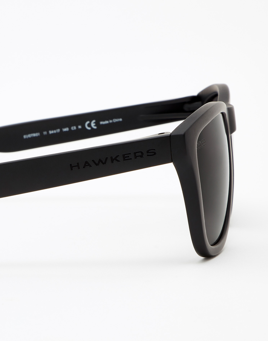 Hawkers Polarized Carbon Black Dark One master image number 5.0