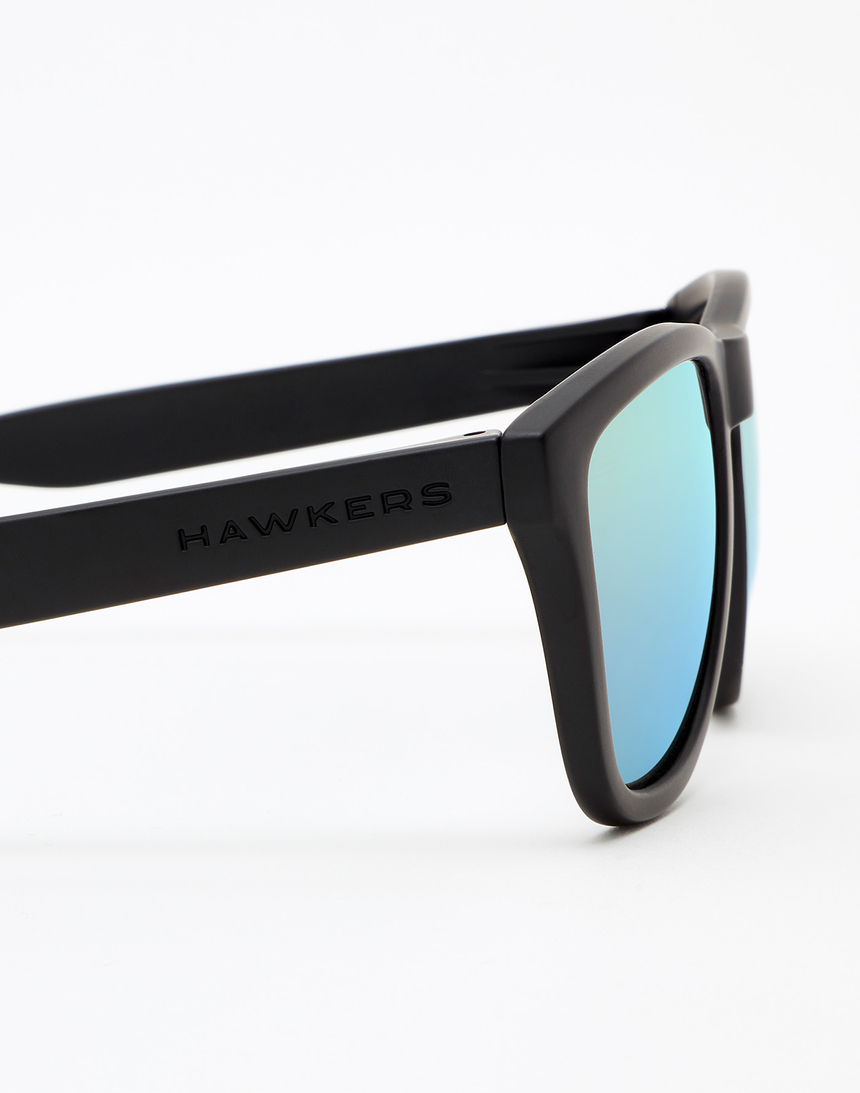 Hawkers Polarized Carbon Black Clear Blue One master image number 4