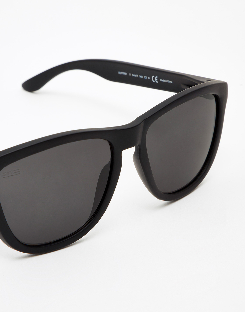 Hawkers Polarized Carbon Black Dark One master image number 3.0
