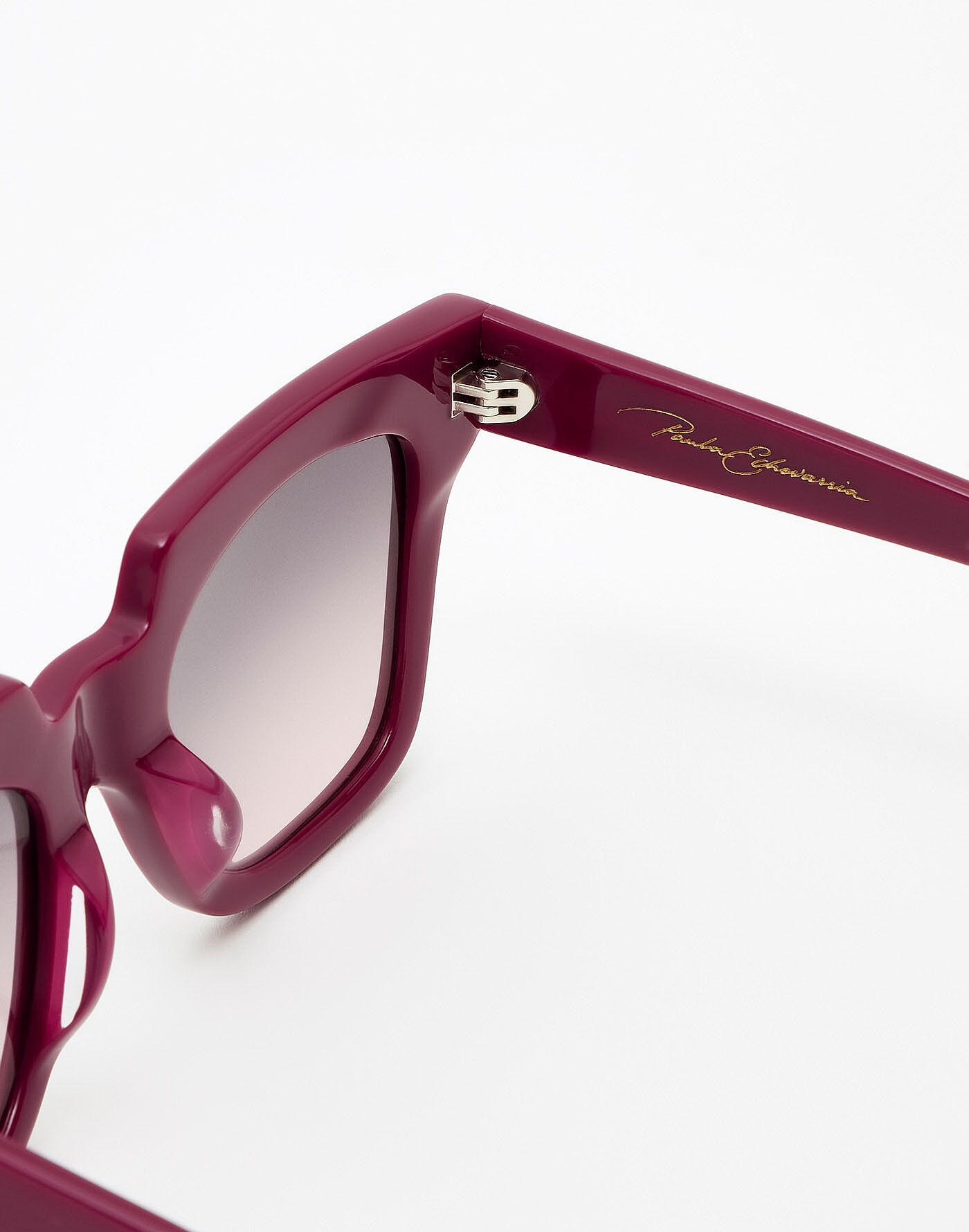 Hawkers Paula Echevarr a x Hawkers Cherry Pink Mondaine Hawkers
