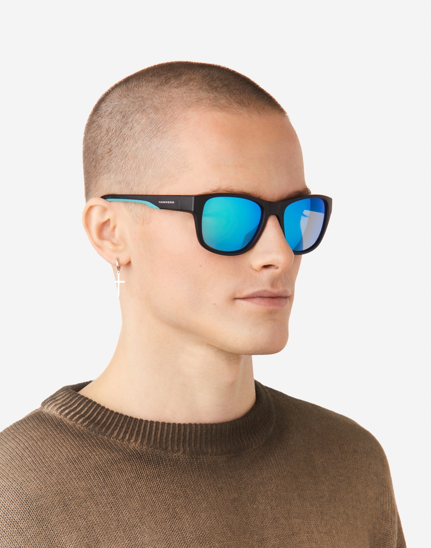 Hawkers OWENS - POLARIZED BLACK CLEAR BLUE master image number 7.0