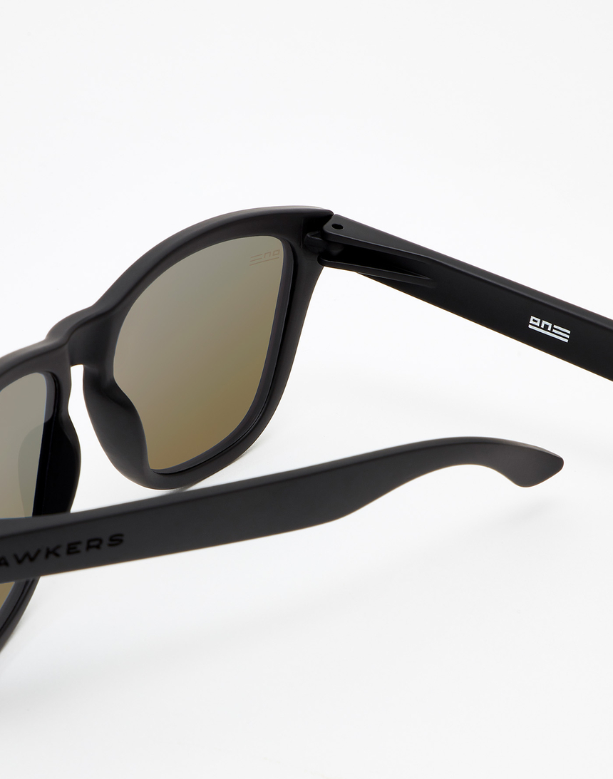 Hawkers Polarized Carbon Black Sky One master image number 3