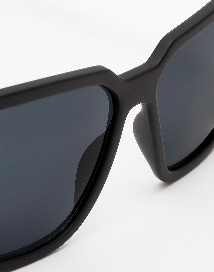 Hawkers Polarized Carbon Black Dark Motion master image number 4.0