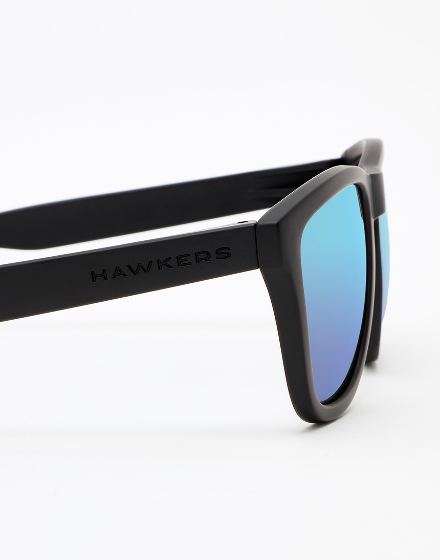 Hawkers Polarized Carbon Black Sky One master image number 4