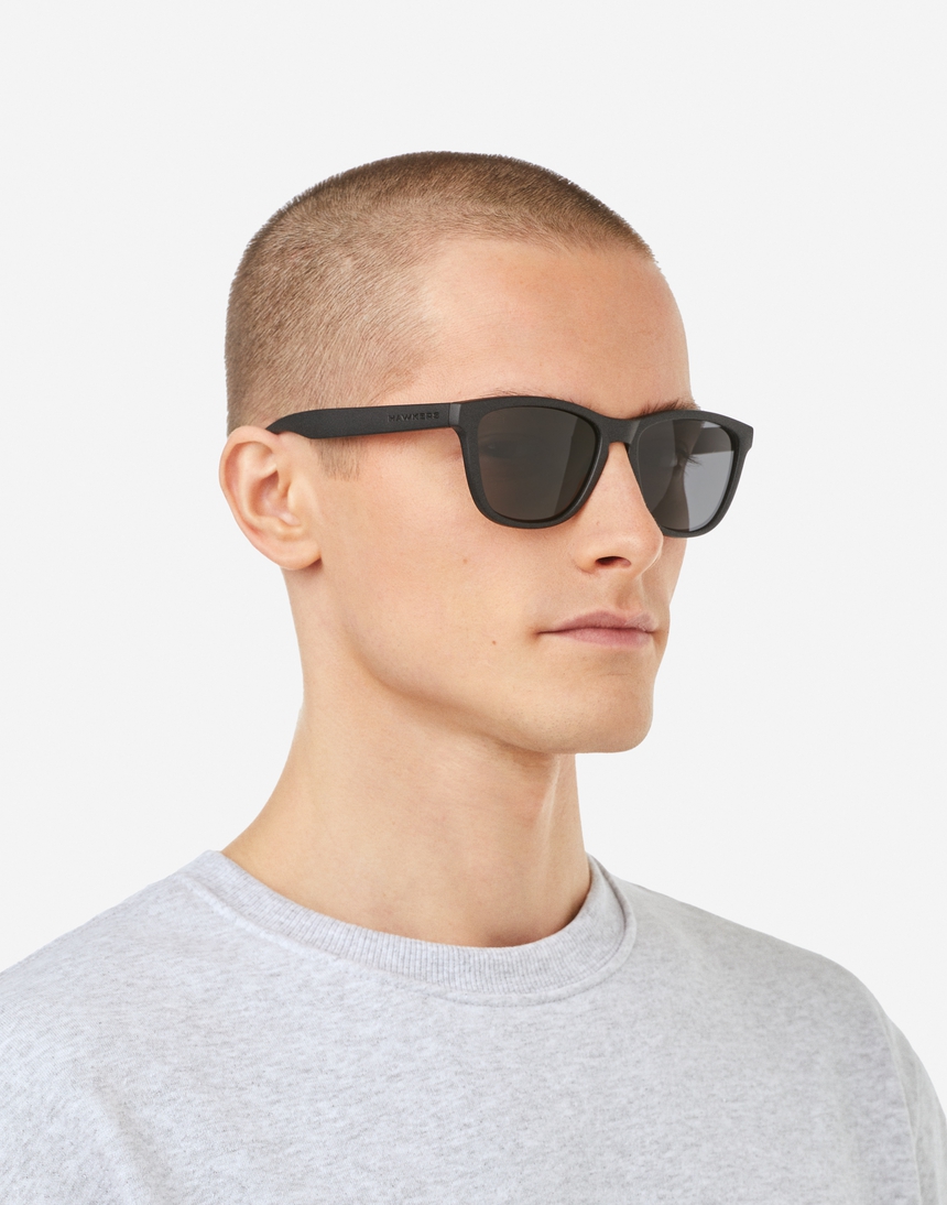 Hawkers Polarized Carbon Black Dark One master image number 7.0