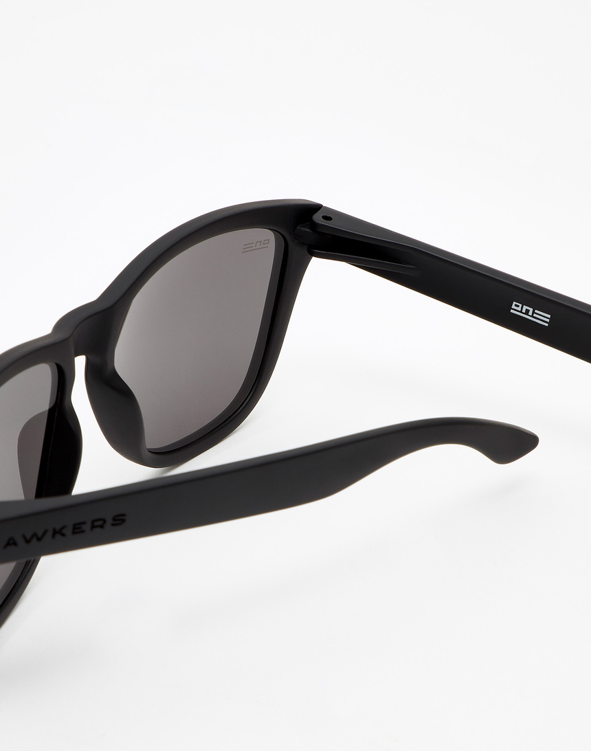 Hawkers Polarized Carbon Black Dark One master image number 4.0