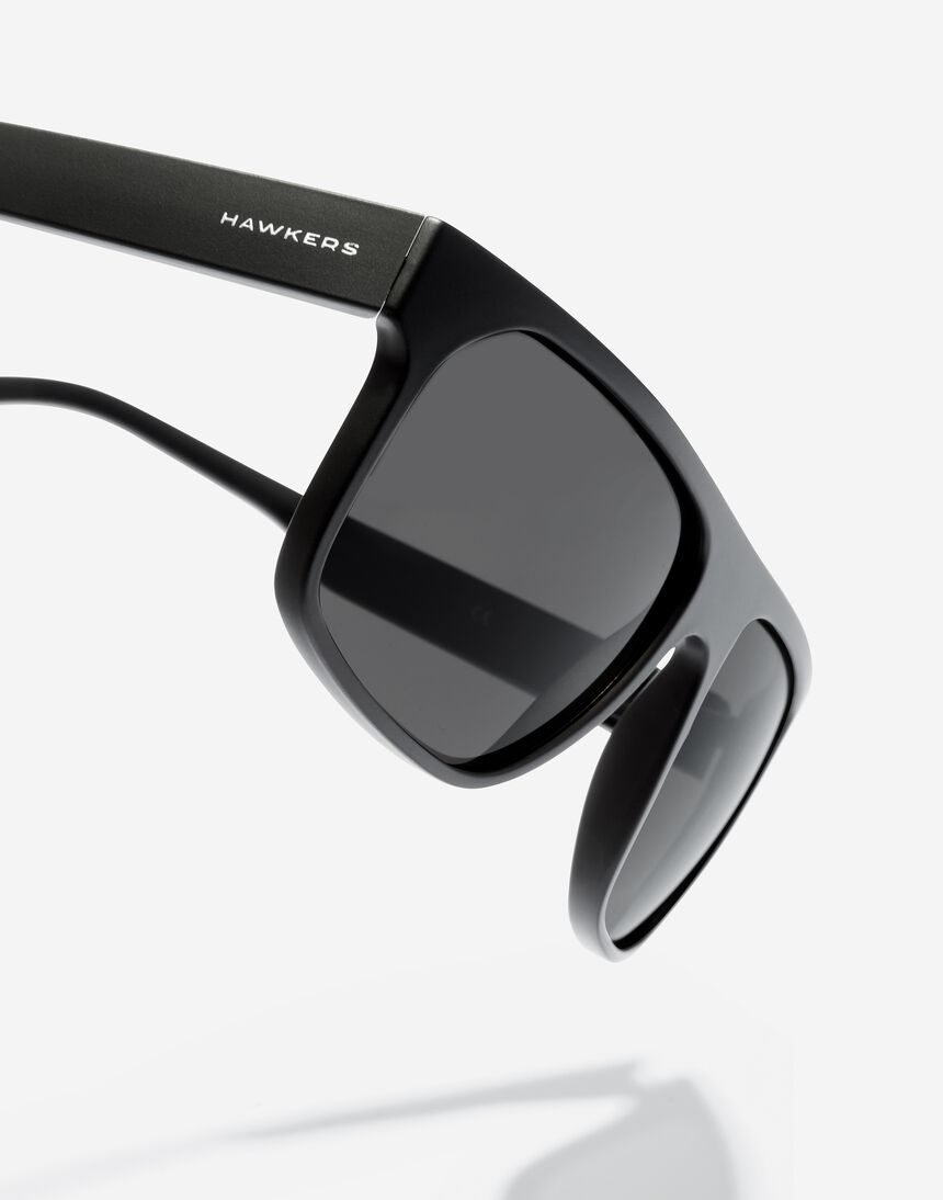 Hawkers CHEEDO - POLARIZED CARBON BLACK master image number 4.0