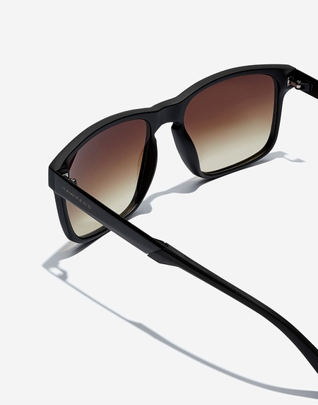 Nos Lunettes de Soleil Hawkers PEAK METAL - BLACK SMOKY BROWN