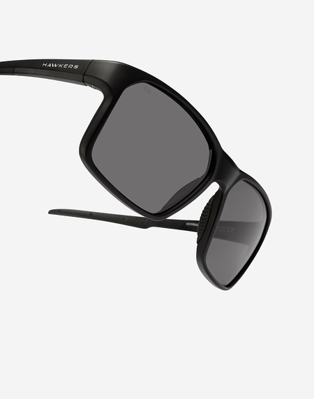 Lentes de sol Hawkers TRACK - POLARIZED BLACK DARK