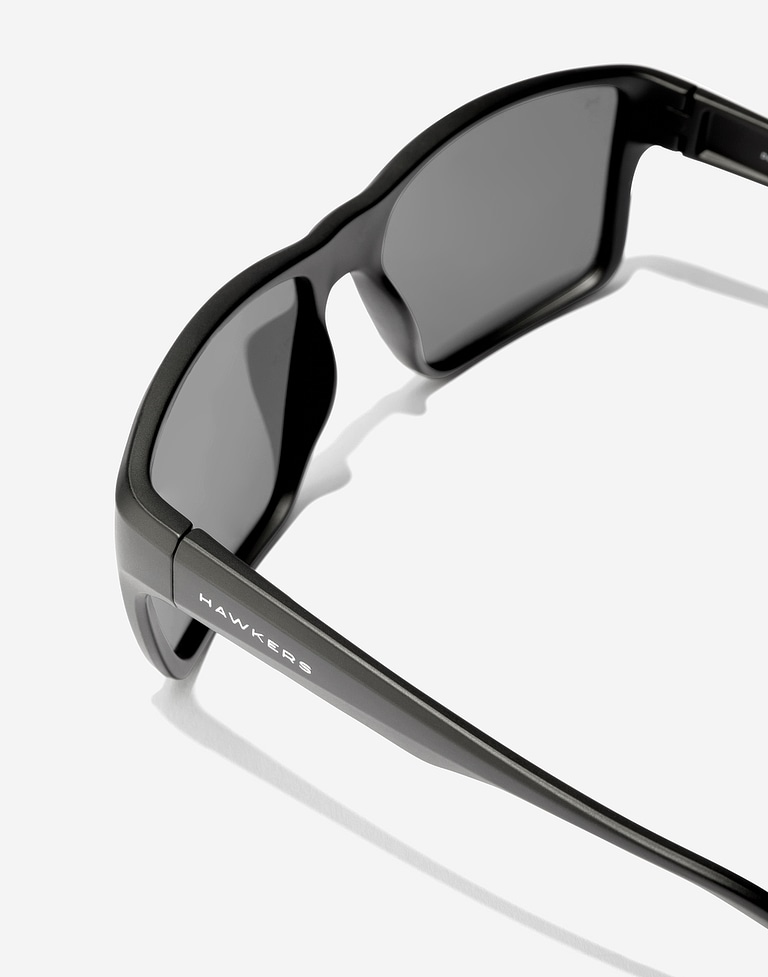Sunglasses Hawkers EDGE XL - POLARIZED BLACK DARK