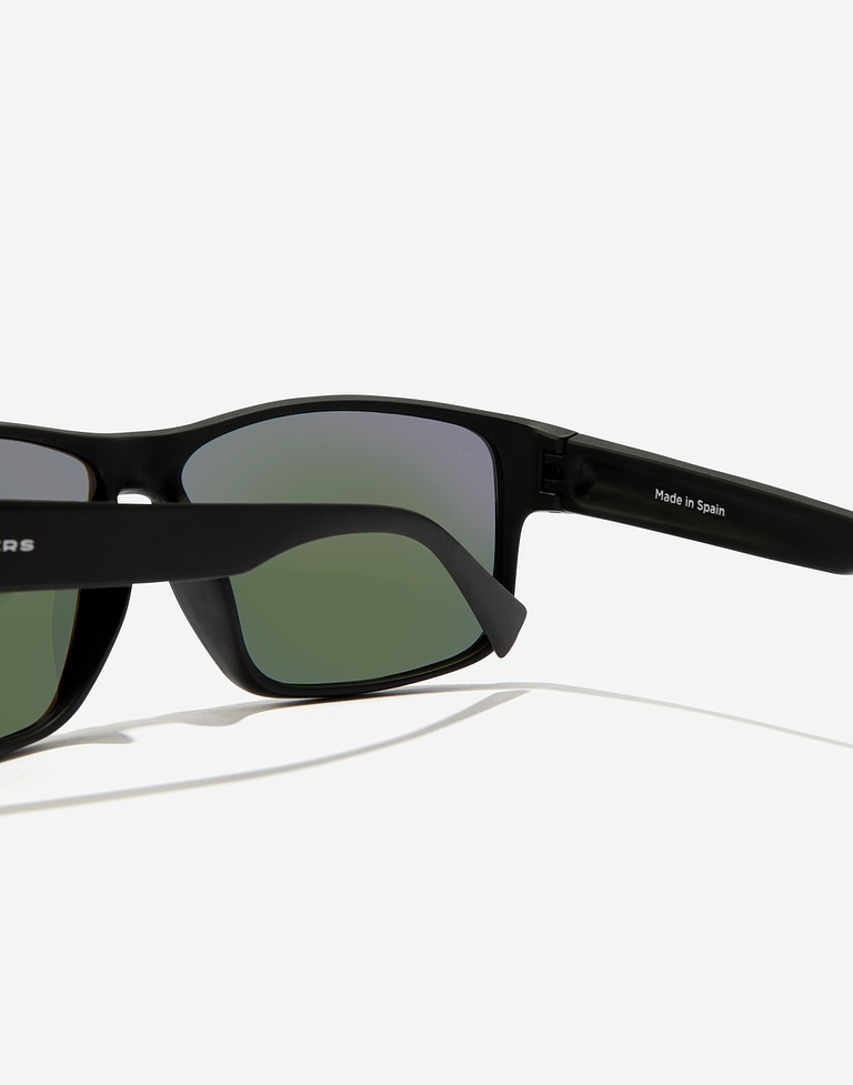 Sunglasses Hawkers FASTER RAW - BLACK LIGHT PURPLE