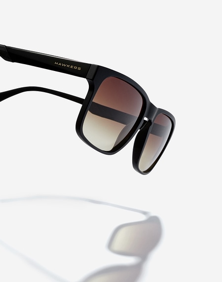 Nos Lunettes de Soleil Hawkers PEAK METAL - BLACK SMOKY BROWN