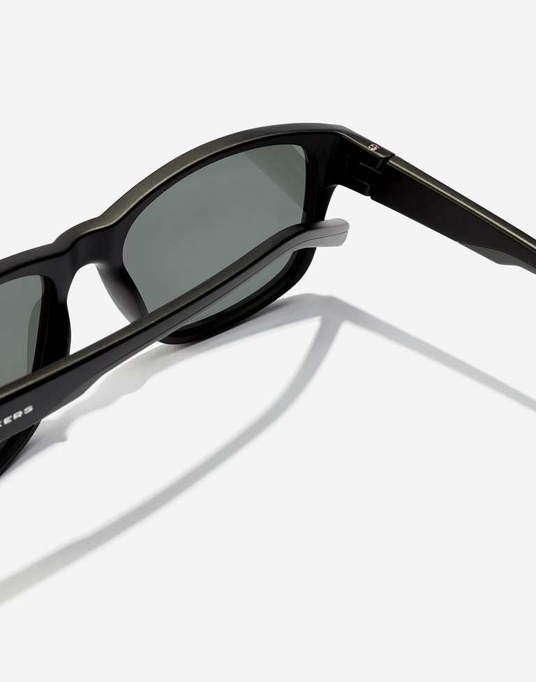 Sunglasses Hawkers OWENS - POLARIZED BLACK DARK