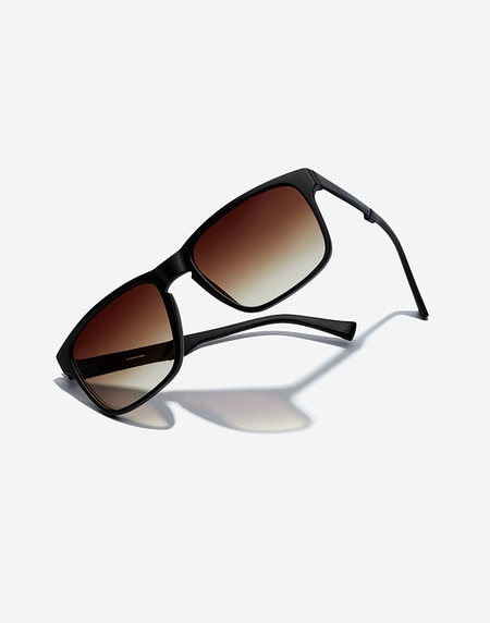Nos Lunettes de Soleil Hawkers PEAK METAL - BLACK SMOKY BROWN