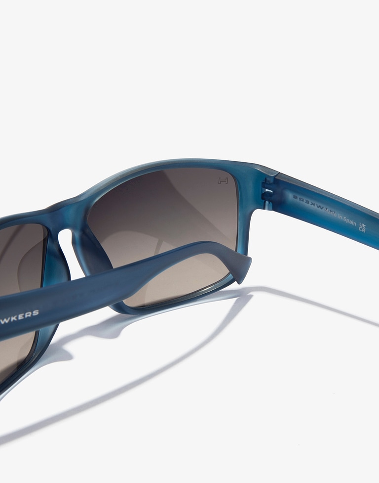 Sunglasses Hawkers FASTER RAW - NAVY SMOKY BLACK