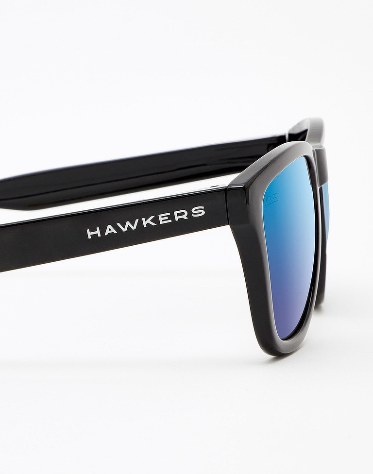 Sunglasses Hawkers DIAMOND BLACK - SKY ONE