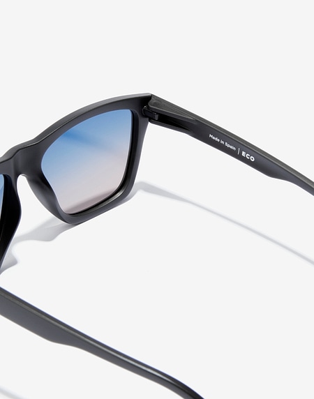 Sunglasses Hawkers ONE LS RAW - BLACK BLUE TO PEACH