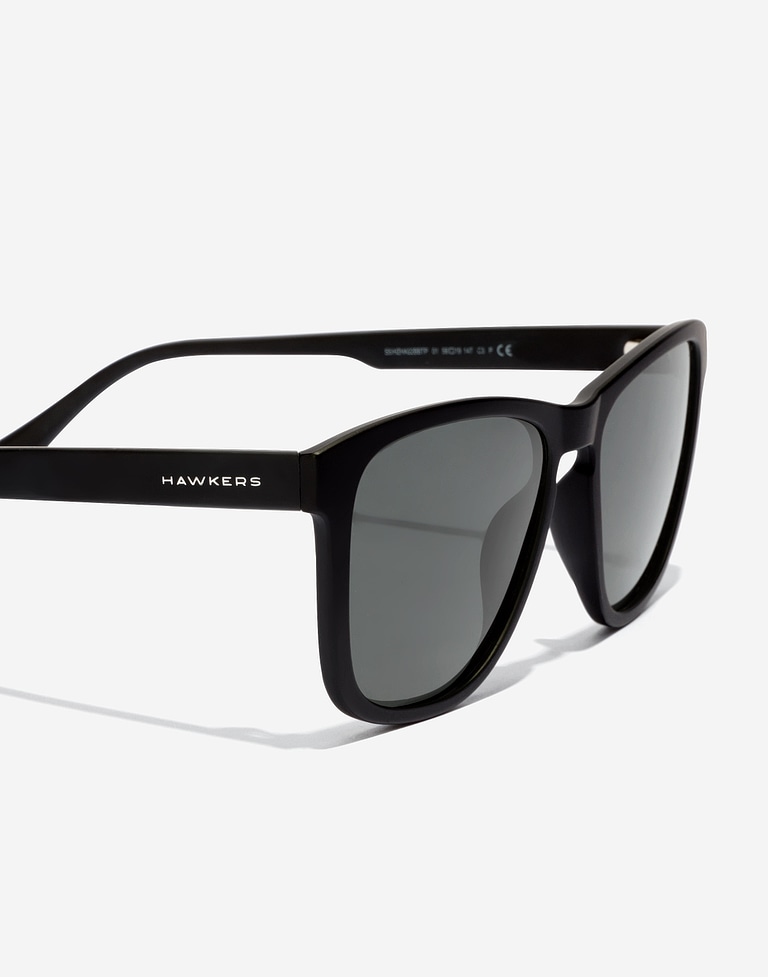 Sunglasses Hawkers ZHANNA - POLARIZED BLACK DARK