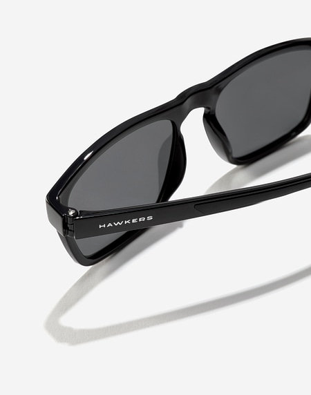 Sunglasses Hawkers LION - POLARIZED BLACK DARK