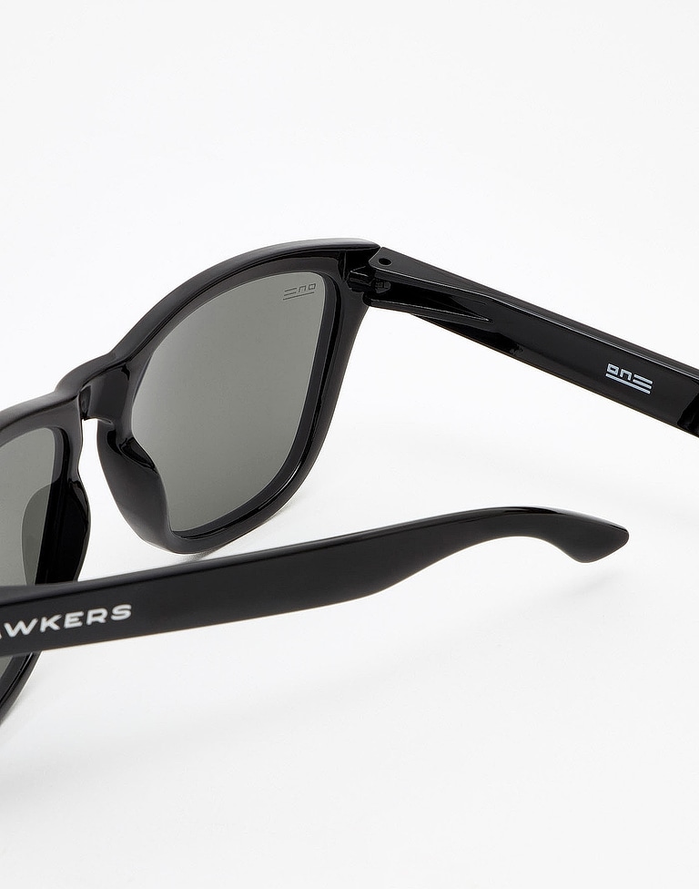 Sunglasses Hawkers DIAMOND BLACK - SKY ONE