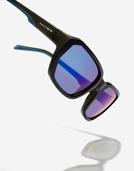 Sunglasses Hawkers BOLT - POLARIZED BLACK BLUE SKY