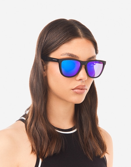 Sunglasses Hawkers DIAMOND BLACK - SKY ONE