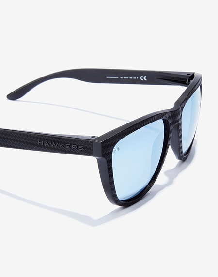 Nos Lunettes de Soleil Hawkers ONE RAW CARBON FIBER - POLARIZED BLUR CHROME