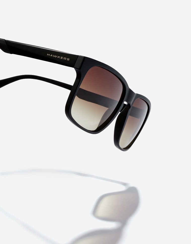 Nos Lunettes de Soleil Hawkers PEAK METAL - BLACK SMOKY BROWN