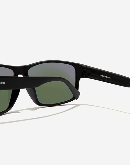 Sunglasses Hawkers FASTER RAW - BLACK LIGHT PURPLE