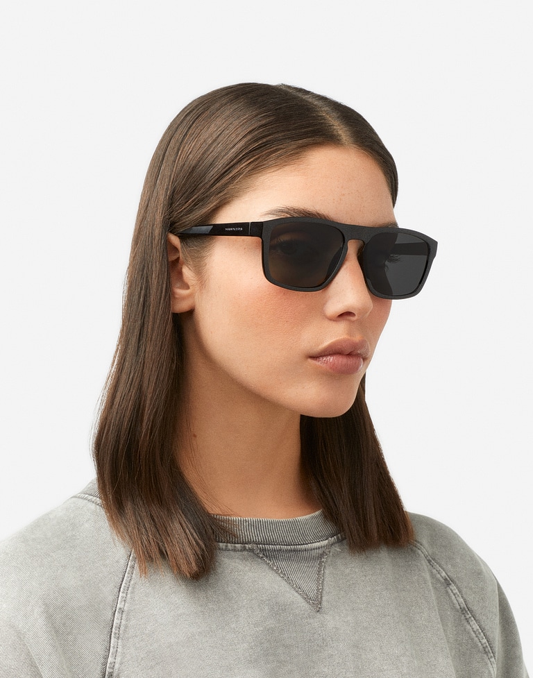 Nos Lunettes de Soleil Hawkers LION - POLARIZED BLACK DARK
