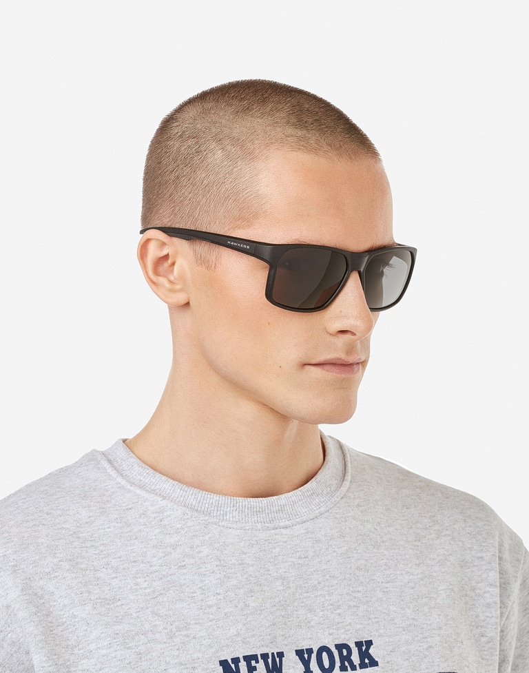 Nos Lunettes de Soleil Hawkers TRACK - POLARIZED BLACK DARK
