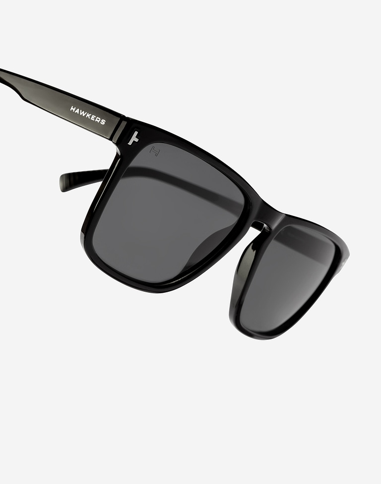 Nos Lunettes de Soleil Hawkers DUST - POLARIZED BLACK DARK