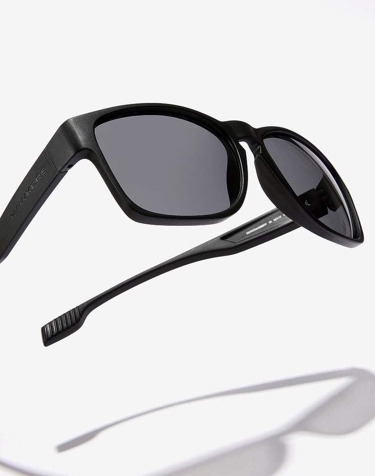 Sunglasses Hawkers CORE RAW - POLARIZED BLACK