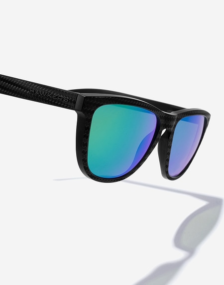 Nos Lunettes de Soleil Hawkers ONE RAW CARBON FIBER - POLARIZED EMERALD