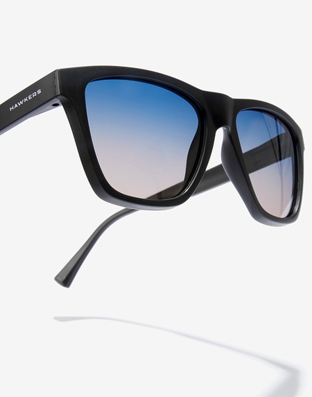 Sunglasses Hawkers ONE LS RAW - BLACK BLUE TO PEACH