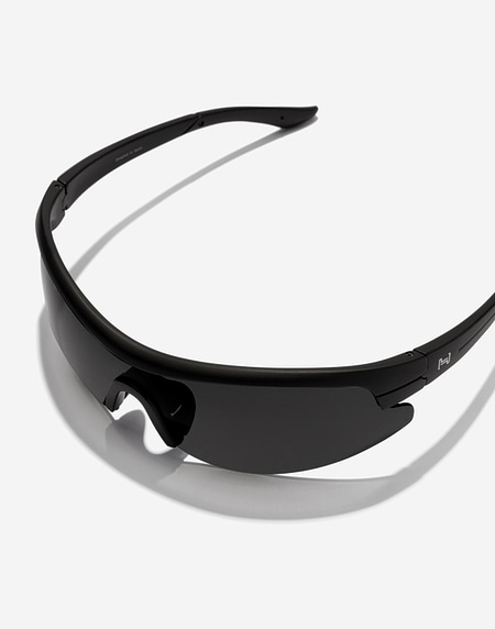 Lentes de sol Hawkers ACTIVE - POLARIZED BLACK DARK