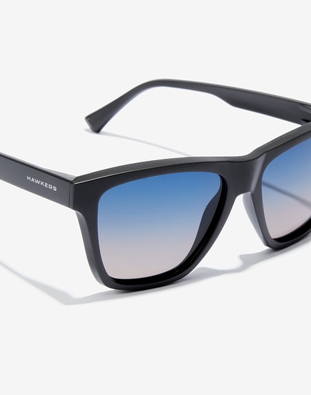Sunglasses Hawkers ONE LS RAW - BLACK BLUE TO PEACH