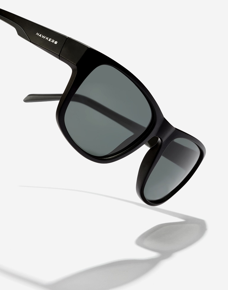 Sunglasses Hawkers OWENS - POLARIZED BLACK DARK