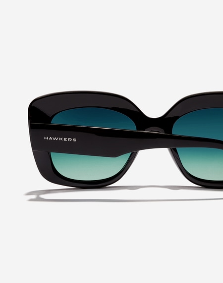 Sunglasses Hawkers TANGO - BLACK BLUE TO GREEN ECO