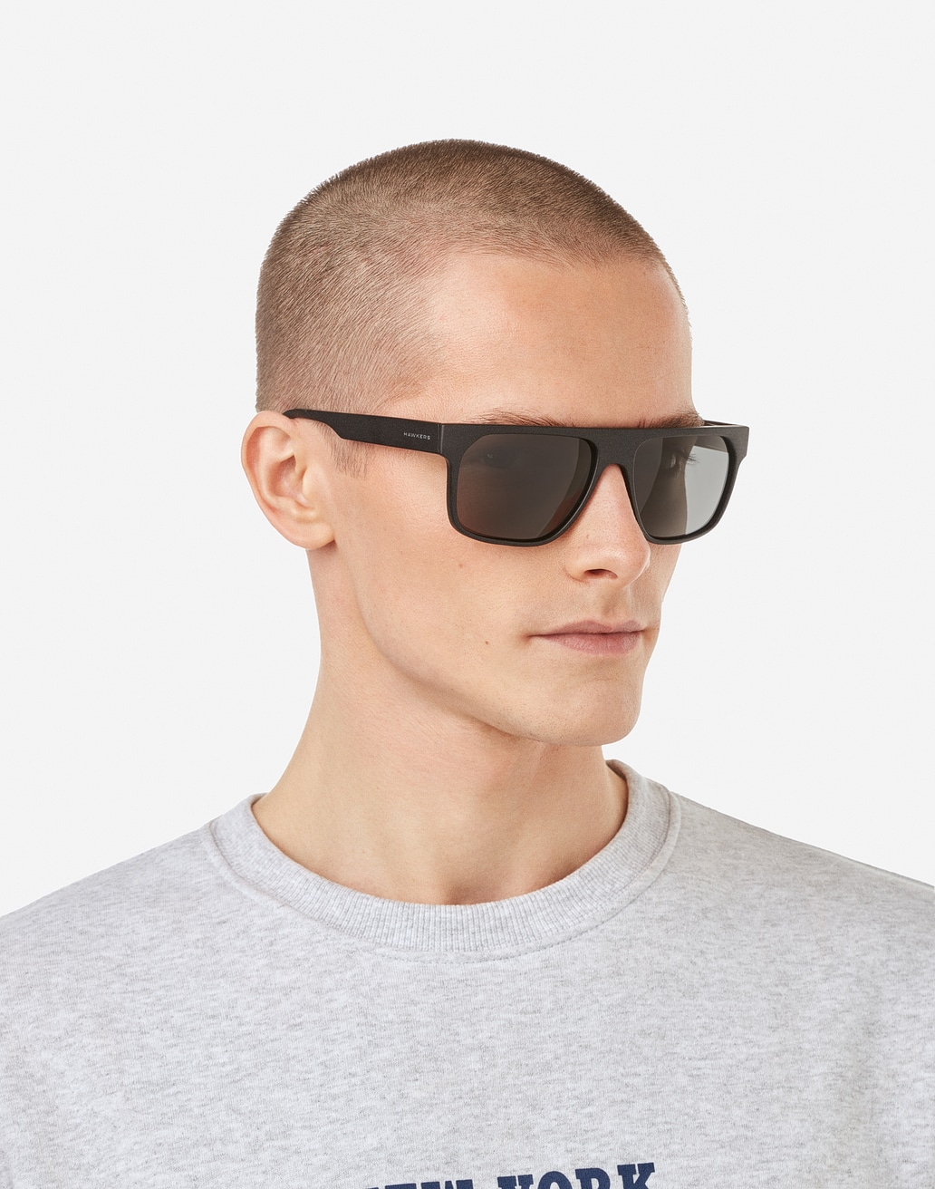 HAWKERS Cheedo Occhiali Da Sole Unisex – Montatura Quadrata Nero Opaco, Lenti Grigie, Protezione UV 100%