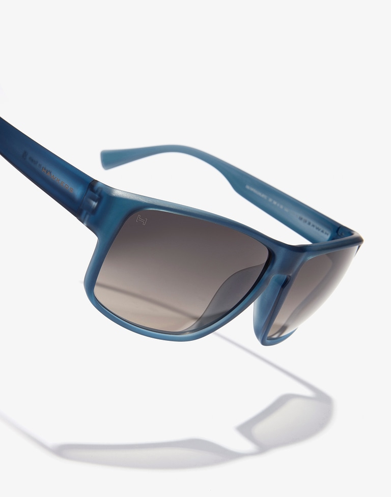 Sunglasses Hawkers FASTER RAW - NAVY SMOKY BLACK