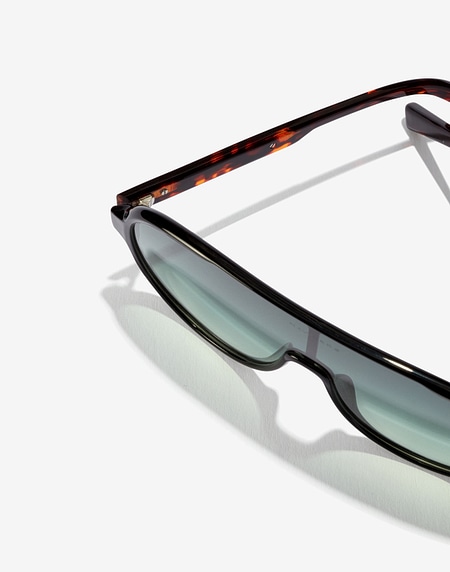 Sunglasses Hawkers BLACK CAREY GREEN GRADIENT HYLEG