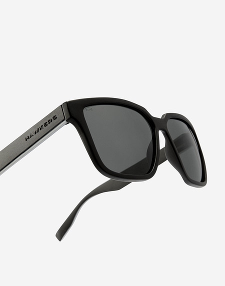 Lentes de sol Hawkers MOTION - POLARIZED BLACK DARK