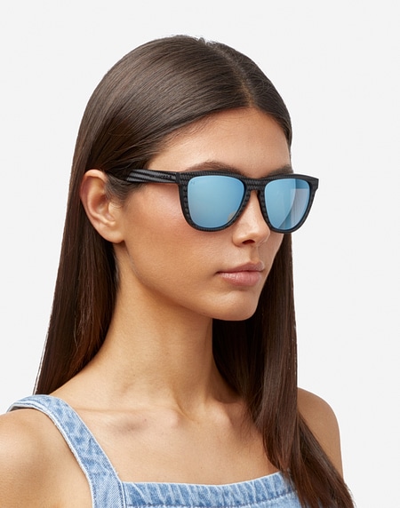Nos Lunettes de Soleil Hawkers ONE RAW CARBON FIBER - POLARIZED BLUR CHROME