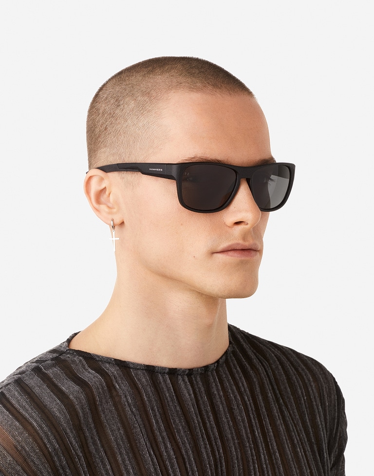 Sunglasses Hawkers GRIP - POLARIZED BLACK DARK