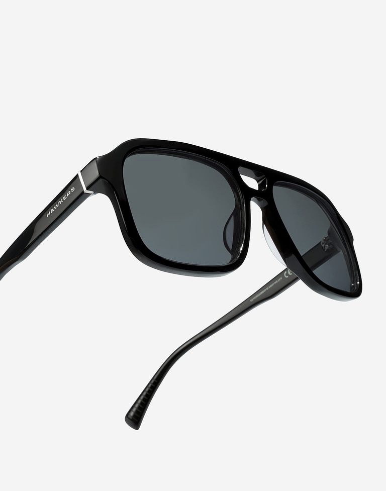 Nos Lunettes de Soleil Hawkers CROUPIER - POLARIZED BLACK DARK