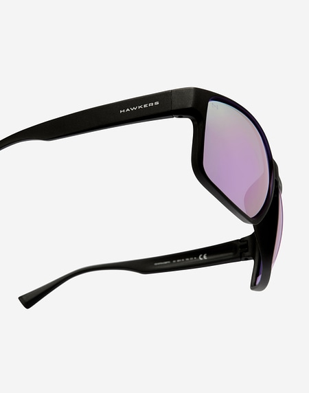 Sunglasses Hawkers FASTER RAW - BLACK LIGHT PURPLE