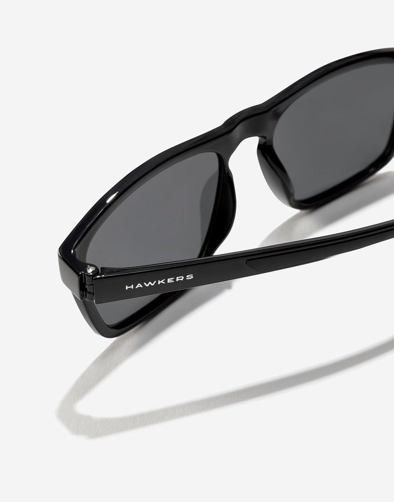 Nos Lunettes de Soleil Hawkers LION - POLARIZED BLACK DARK