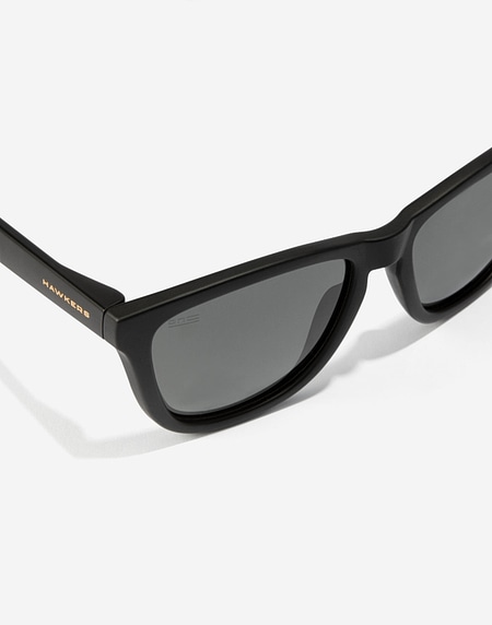 Nos Lunettes de Soleil Hawkers ONE - POLARIZED BLACK DARK